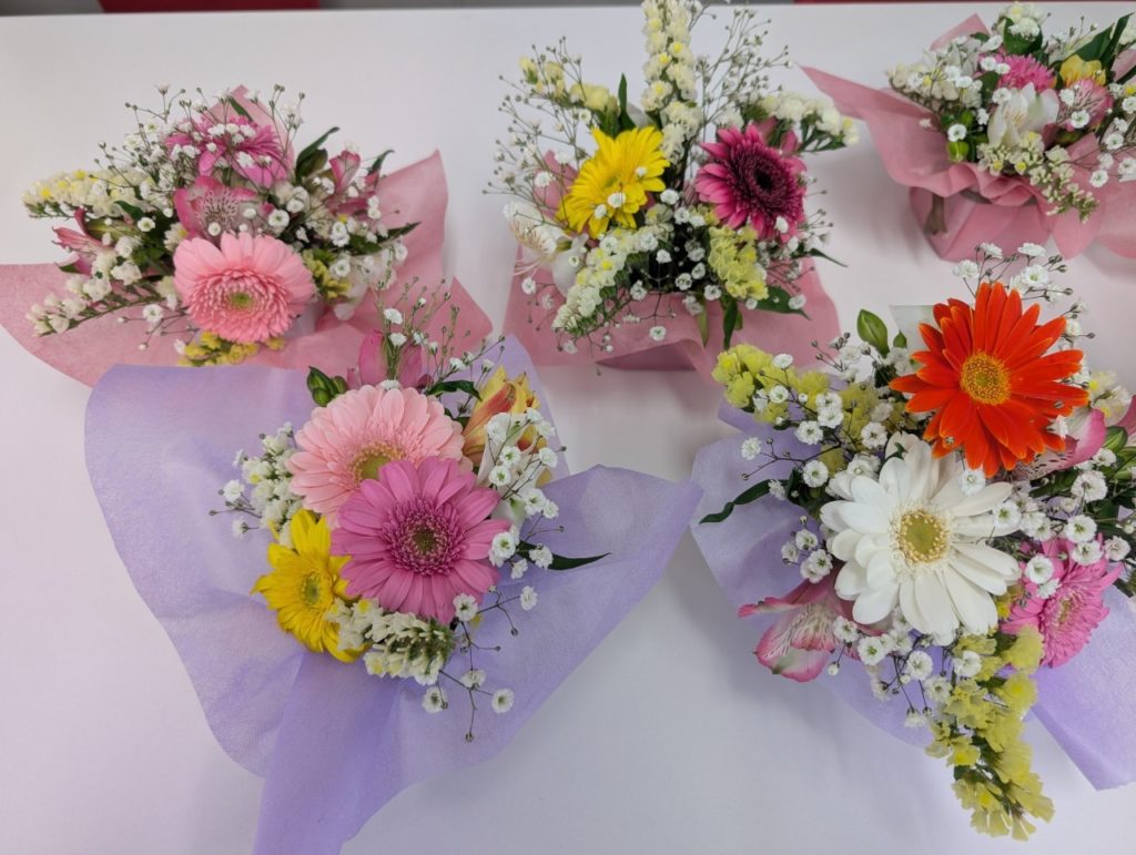 フラワーアレンジメントで花のある暮らし・・・のイメージ画像