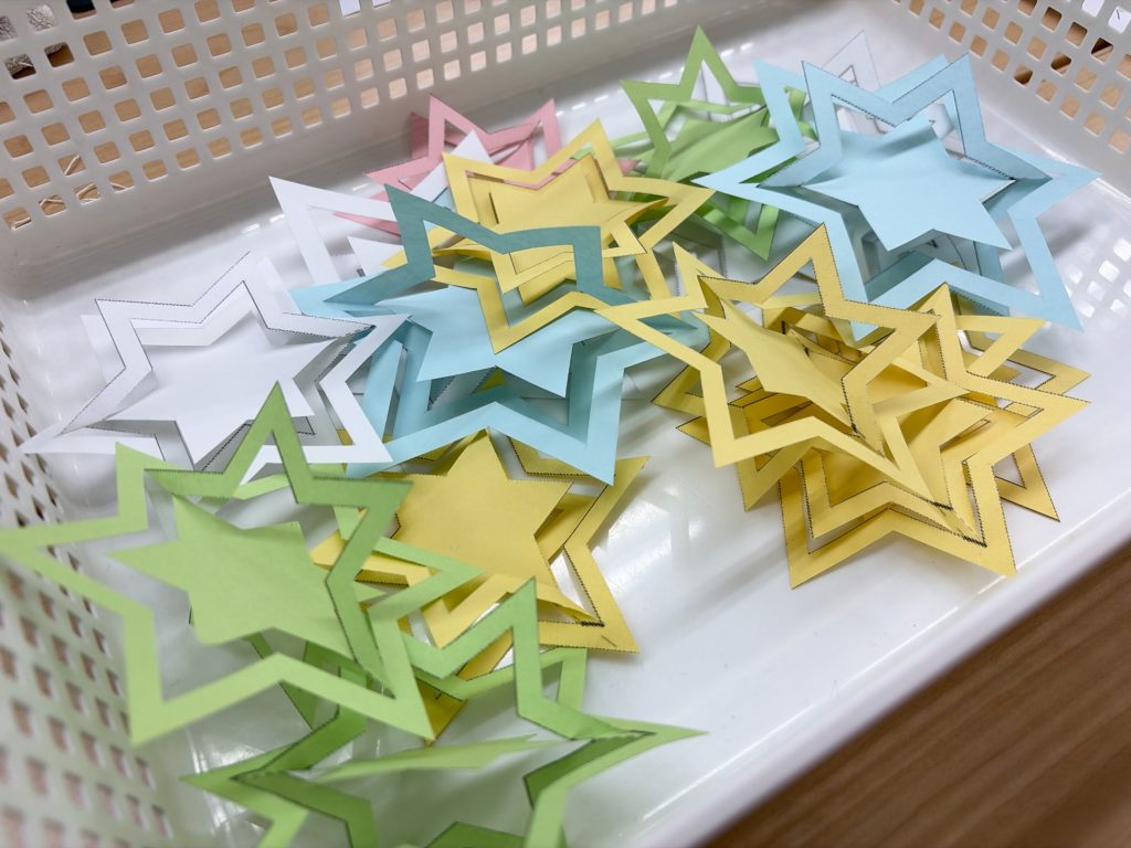 7月のモビール作りを行いました🎋⭐｜七夕をイメージした星の飾りのイメージ画像