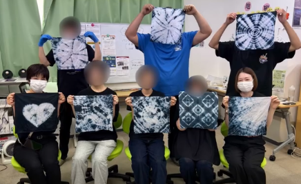 8月恒例！絞り染めに挑戦しました🎨｜ものづくりを通して就労に必要な力を身につけようのイメージ画像